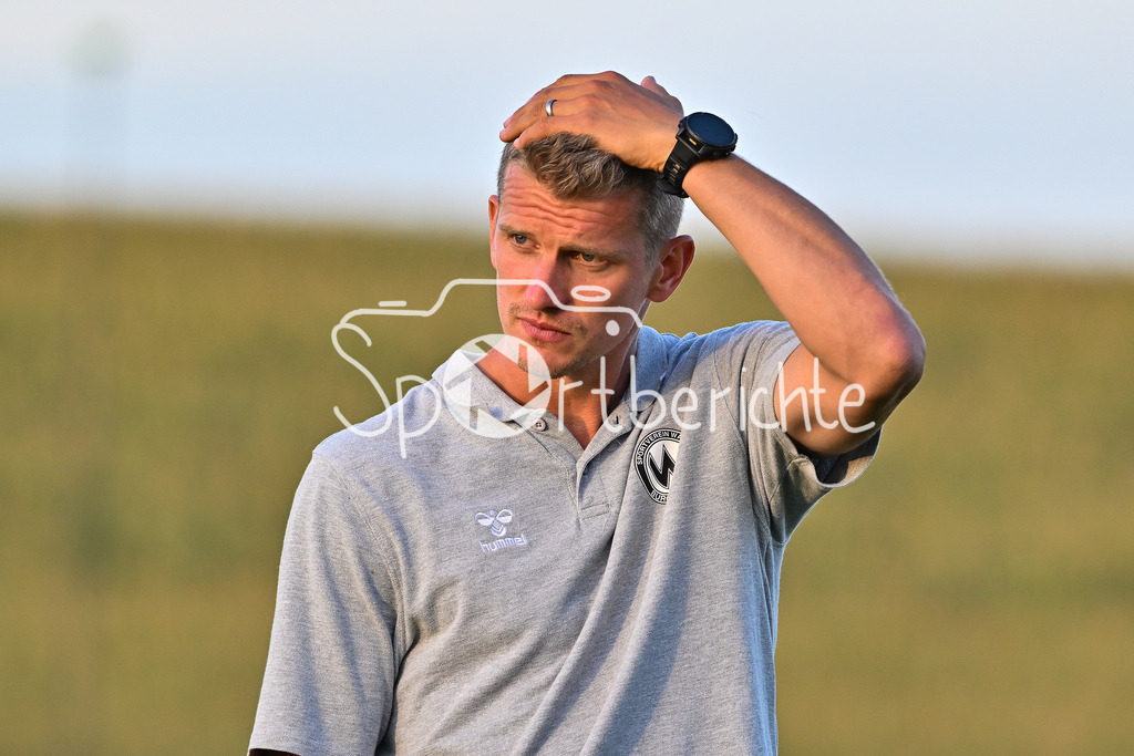 FC Pipinsried - SV Wacker Burghausen | im Bild Lars BENDER Trainer SV Wacker Burghausen nach dem Sieg in Pipinsried / Einzelfoto / Freisteller / Landespokal Bayern: FC Pipinsried - SV Wacker Burghausen; Küchenstadel-Arena am 26.08.2025