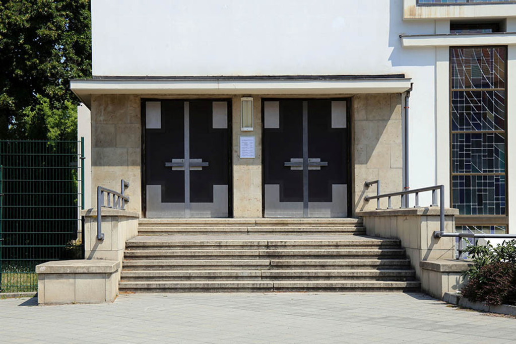 Versöhnungskirche | Entdecke über 20 Kategorien Leipzig-Motive: Foto-Downloads, hochwertige Poster, Leinwand- & Fine-Art-Prints. Jetzt Lieblingsfoto im Bildlexikon Leipzig Shop bestellen!