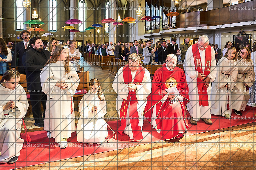 ALP1306_PfarrFirmung Wieselburg_Schlussgesang-Auszug | (C)FotoLois.com, Alois Spandl, Firmung in der Pfarrkirche Wieselburg mit Generalvikar Dr. Christoph Weiss, Dechant Pfarrer Daniel Kostrzycki und Monignore Franz Dammerer, Sa 15. Juni 2024.