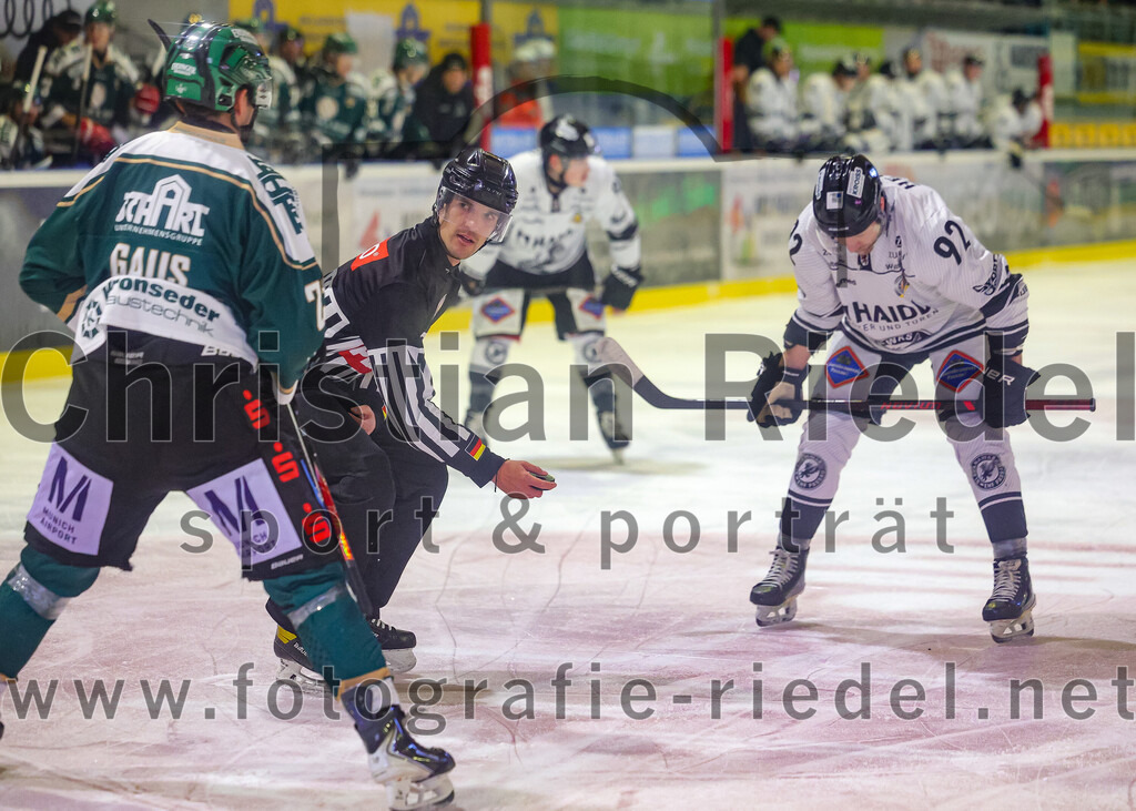 2025-11-25_035_TSV_Erding_gegen_EHF_Passau_Black_Hawks | Erding, Deutschland, 25.11.2025:Eishockey, Oberliga Süd 2025 / 2026, 20. Spieltag, TSV Erding gegen EHF Passau Black Hawks, Endergebnis: 2:3 n.V.Lukas Gaus (Erding Gladiators, #23), Sebastian Lassmann (EC Peiting, #92)Foto: Christian Riedel / fotografie-riedel.net