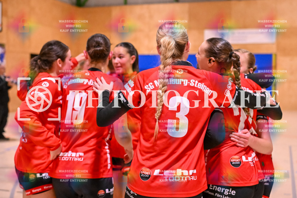 GER, SG Maulburg/Steinen - HSG Dreiland, Frauen-Handball, Oberliga Suedbaden, 3. Spieltag, Saison 2024/2025, 12.10.2024 | Elisa Geiss (SG Maulburg/Steinen, #19), Leonie Kiefer (SG Maulburg/Steinen, #03), Maike Hartmann (SG Maulburg/Steinen, #22) im Kreis ihrer Mitspielerinnen.GER, SG Maulburg/Steinen - HSG Dreiland, Frauen-Handball, Oberliga Suedbaden, 3. Spieltag, Saison 2024/2025, 12.10.2024Foto: TH Fotografie/Thomas Hess