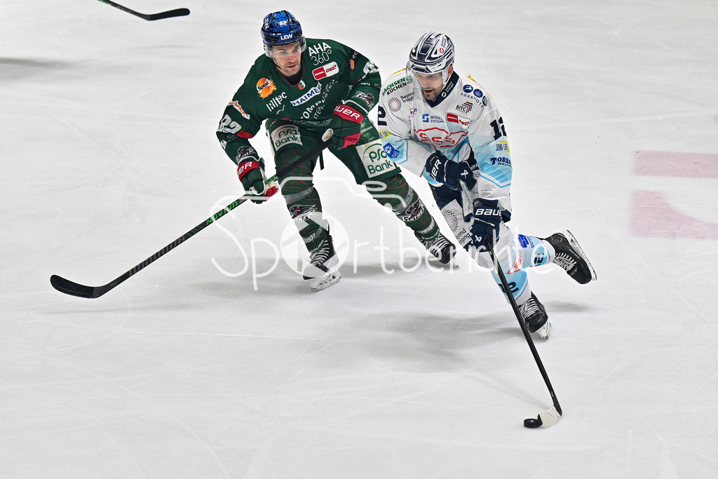 Augsburger Panther - Dresdner Eislöwen | AUGSBURG, GERMANY - 04. DECEMBER: im Duell Alexandre GRENIER (Augsburger Panther 82) und Andrew YOGAN (Eislöwen Dresden 12) während dem Match zwischen den Augsburger Panthern und den Dresdner Eislöwen am 25 Spieltag der PENNY DEL im Curt Frenzel Stadion
