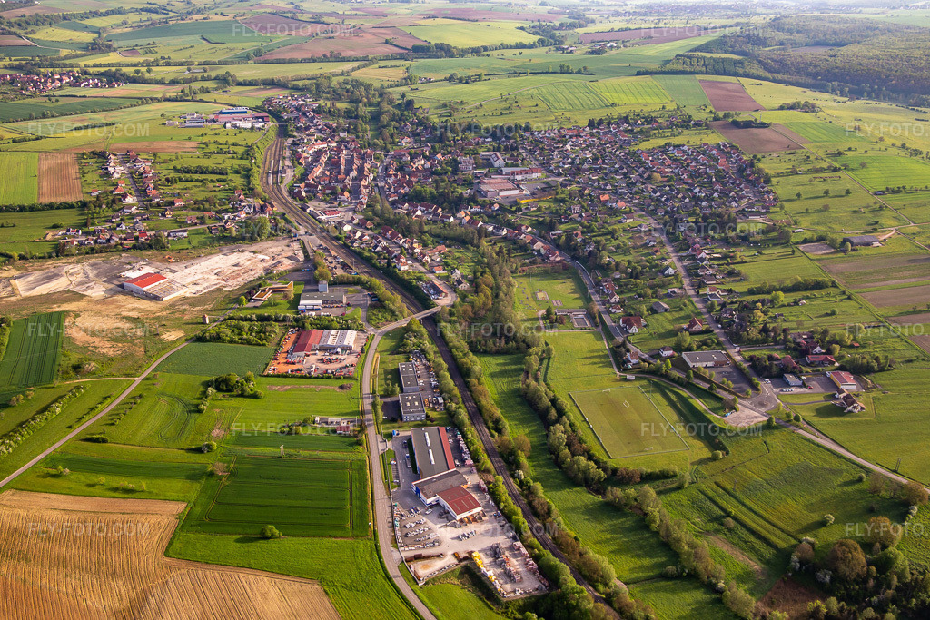 Aerial view: View of the town from the south in Diemeringen in the state Bas-Rhin, France. – Photo: IMG_140637.jpg taken on 05/01/2024 by Werner Riehm/FLY-FOTO.com – Resolution of the original: 5291 x 3527 px