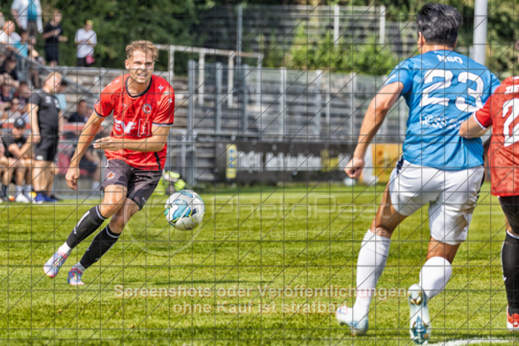20250816_152134_0658-Bearbeitet | #,1.Göppinger SV (rot) vs. FSV 08 Bietigheim-Bissingen (blau), Fußball, Oberliga BW, wfv, 03. Spieltag, Saison 2025/2026, Rasensportplatz Stadion SV Göppingen, Hohenstaufenstr. 116, 73033 Göppingen, 16.08.2025 - 14:00 Uhr,Foto: PhotoPeet-Sportfotografie/Peter Harich