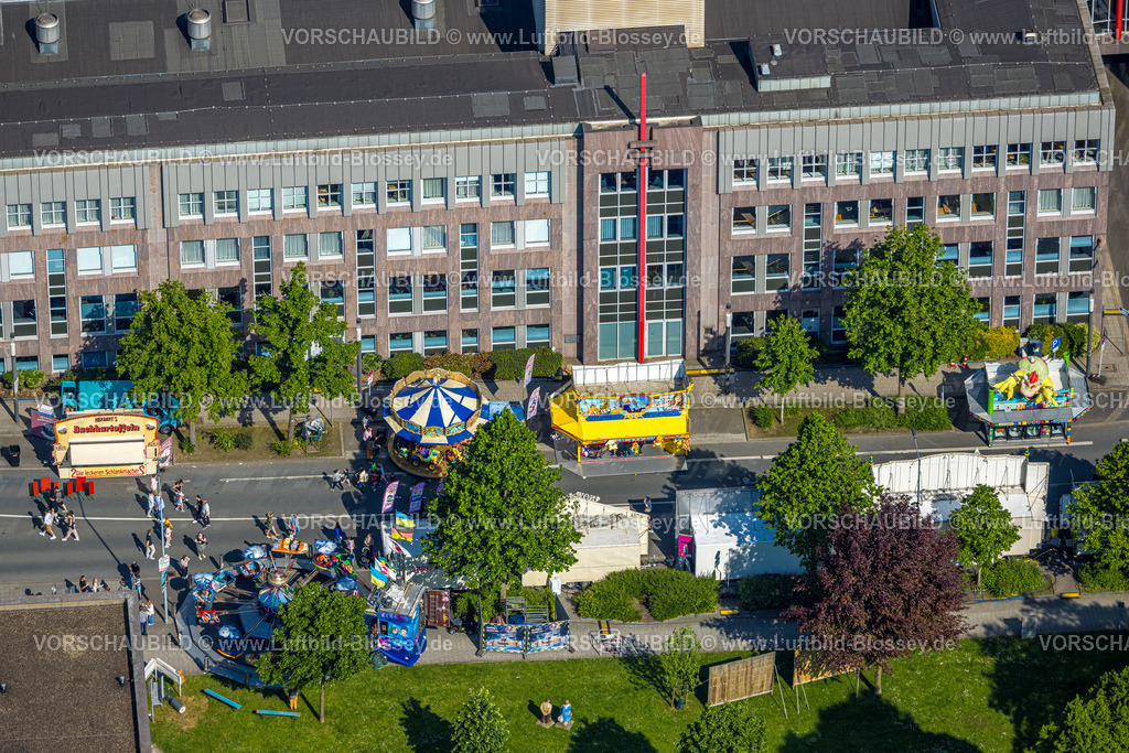 Witten240506890 | Luftbild, Himmelfahrtskirmes auf der Ruhrstraße am Gebäude der Sparkasse Witten Hauptstelle, Karussell und Verkaufsstände, Witten, Ruhrgebiet, Nordrhein-Westfalen, Deutschland