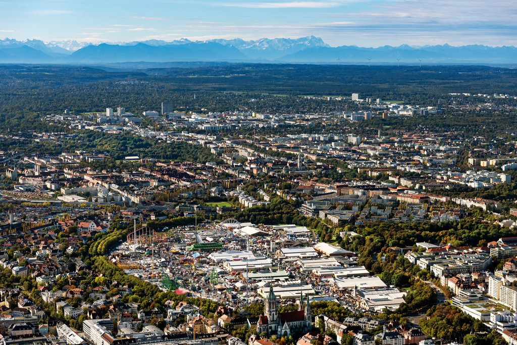 dr__0054137.jpg | MüNCHEN 07.10.2024 Festgelände des Münchener Oktoberfestes auf der Theresienwiese in München im Bundesland Bayern. Weiterführende Informationen bei: Portal München Betriebs-GmbH & Co. KG. // Festival grounds of the Munich Oktoberfest on the Theresienwiese in Munich in the state of Bavaria. Further information at: Portal Muenchen Betriebs-GmbH & Co. KG. Foto: Daniel Reiter