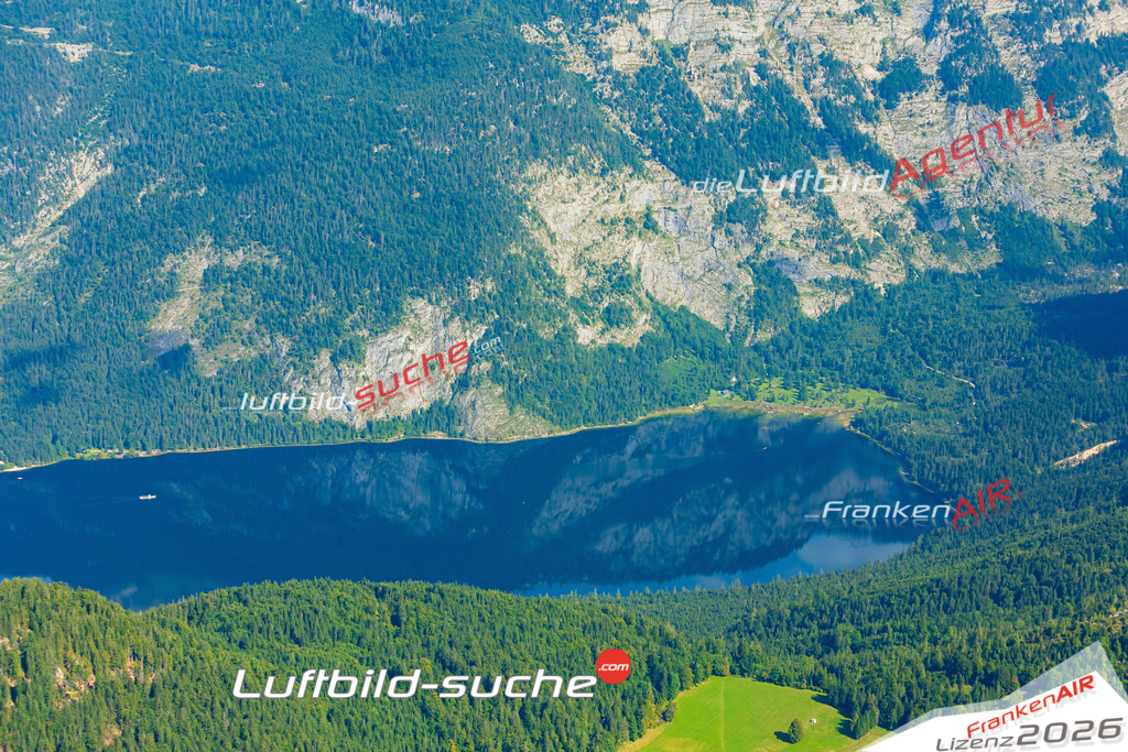 Schöne Luftaufnahme Seeufer Altaussee - Die Luftaufnahme wurde 2025 vom Flugzeug heraus erstellt ( keine Drohne ) - Hochauflösende Luftaufnahme - für professionelle Ausdrucke geeignet. Die Geschenkidee !Mit Lizenz und Bildrechte bestellbar