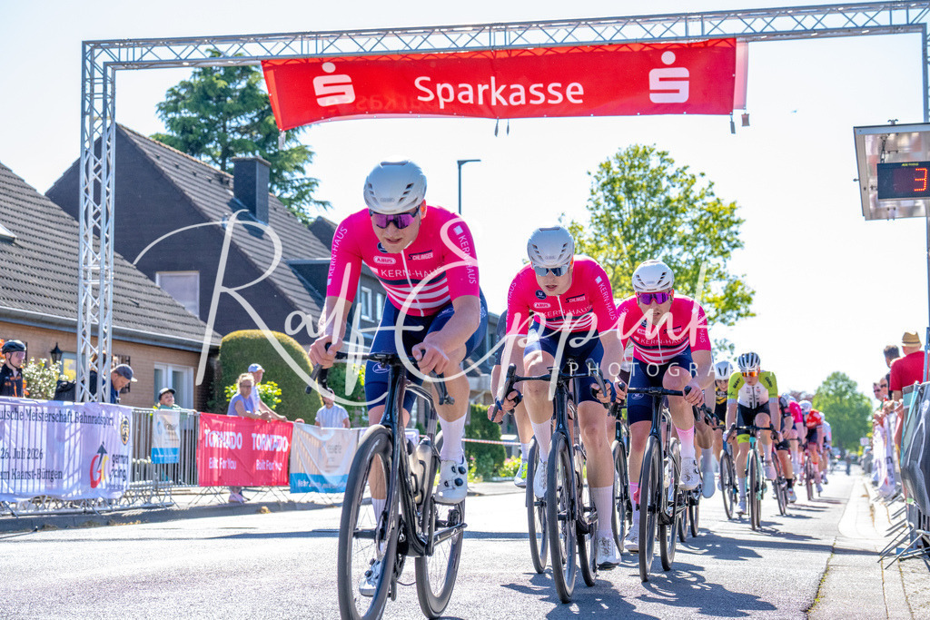 Spurt in den Mai 2026 - Großer Preis der Sparkasse Neuss | Annual one-day road cycling race "Großer Preis der Sparkasse Neuss" held in Büttgen, Germany, organized by VfR Büttgen 1912 e.V. The event features multiple races across all age categories from U11 youth to Elite men. - Realisiert mit Pictrs.com