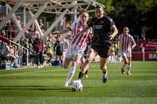 Google Pixel Frauen-Bundesliga; Bayer 04 Leverkusen - SC Freiburg, 26.04.2026 | Carlotta Wamser (Bayer 04 Leverkusen, 37), Lisa Kolb (SC Freiburg, 22); Bayer 04 Leverkusen - SC Freiburg an Spieltag 23 der Google Pixel Frauen-Bundesliga am 26.04.2026 im Ulrich-Haberland-Stadion in Leverkusen (Nordrhein-Westfalen). DFL REGULATIONS PROHIBIT ANY USE OF PHOTOGRAPHS AS IMAGE SEQUENCES AND/OR QUASI-VIDEO.