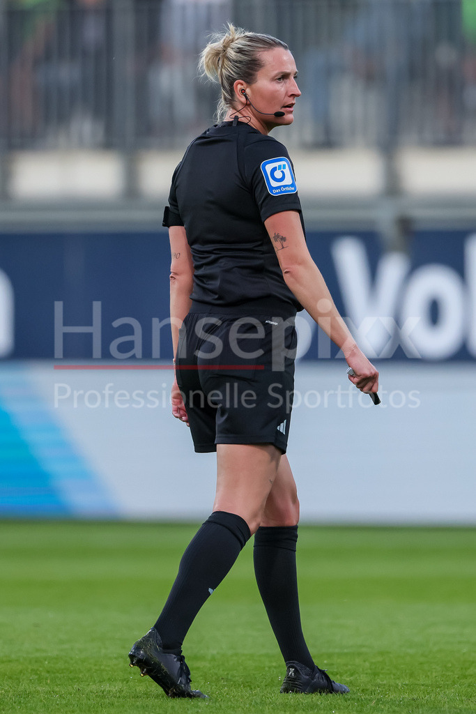 Fussball, Google Pixel Frauen-Bundesliga, VfL Wolfsburg - 1. FC Köln | v.li.: Schiedsrichterin Anna-Lena Heidenreich, DIE DFB-RICHTLINIEN UNTERSAGEN JEGLICHE NUTZUNG VON FOTOS ALS SEQUENZBILDER UND/ODER VIDEOÄHNLICHE FOTOSTRECKEN. DFB REGULATIONS PROHIBIT ANY USE OF PHOTOGRAPHS AS IMAGE SEQUENCES AND/OR QUASI-VIDEO.