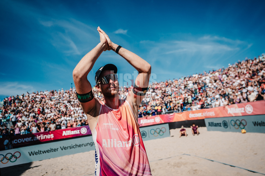 Beachvolleyball | Männer | Deutsche Meisterschaften 2025 Timmendorfer Strand | 07.09.2025 | Nils Ehlers applaudiert nach der Niederlage im Halbfinale dem Publikum