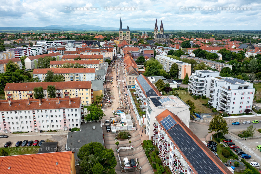 10049-52095 - Breiter Weg in Halberstadt | Stockfoto und Bilderpool mit Bildmaterial aus Deutschland, dem Harz, Halberstadt, Quedlinburg, Wernigerode und weltweit. Qualitativ hochwertige und professionelle Fotos anschauen und kaufen. - Realisiert mit Pictrs.com
