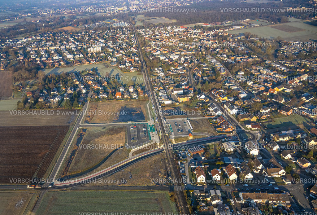 Hamm250200531Rhynern | Luftbild, Wohngebiet Ortsteil Westtünnen, geplante Nahverkehrsverbindung mit Haltepunkt in Westtünnen, Baustelle am Südfeldweg und Von-Thünen-Straße für den künftigen Bahnhaltepunkt, Bahnlinie mit Eisenbahnbrücke und Wohnsiedlung mit Kreisverkehr, Parkplätze, Stadtbezirk Rhynern,  mögliches Baugebiet Dierhagenweg, Hamm, Ruhrgebiet, Nordrhein-Westfalen, Deutschland