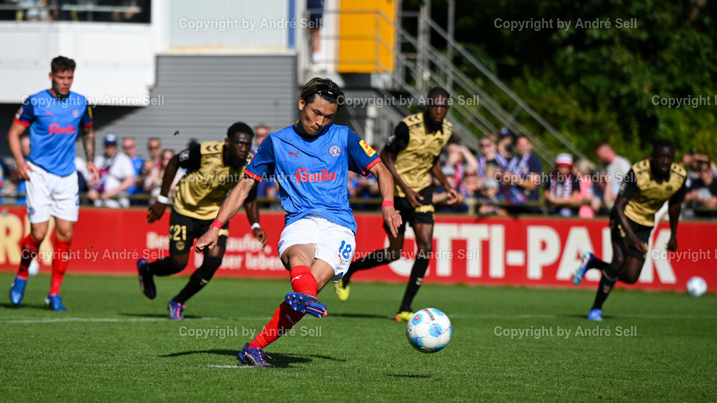 Holstein Kiel vs AS Saint-Etienne | Shuto Machino (Kiel #18) verwandelt in der 39. Minute einen Foulelfmeter zum 1-0Testspiel: Holstein Kiel vs AS Saint-Etienne / Citti Fussball Park - Projensdorf / Kiel / 10.08.24 - Realisiert mit Pictrs.com