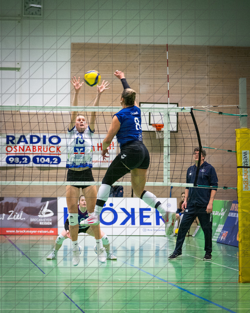 2. VBLF Nord 25/26 | Spiel 4097 | VC Osnabrück vs. Team 48 Hildesheim | ANGRIFFSSZENE - Bilder eine Angriffs. Scarlett, Isabella (Team 48 Hildesheim #8) im Angriff gegen KOOPMANN Lea (VC Osnabrück e.V. #13) im Block. Teil 2/4 //  21.02.26: 2. VBLF Nord 25/26 | Spiel 4097 | VC Osnabrück vs. Team 48 Hildesheim / Osnabrück / Deutschland  //   CREDIT:www.bullenfotos.de, Martin König, Hörner Weg 40, D-49078 Osnabrück, +4917663732967 // Nutzung und Weitergabe nur zu den vereinbarten Zwecken. Presseanfragen an Ersteller. Alle Rechte beim Ersteller. Honorierung nach MFM. - Realisiert mit Pictrs.com