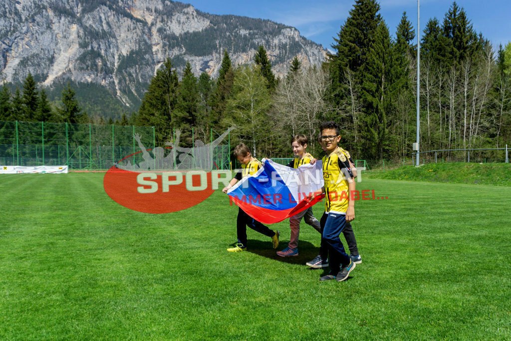 Portugal  U15 -Czech Republic U15 | Einlaufkinder ; Portugal  U15 -Czech Republic U15 am 29.04.2022 in Arnoldstein
(Sportplatz), AUSTRIA, (Photo by Ernst Krawagner sport-fan.at) - Realisiert mit Pictrs.com