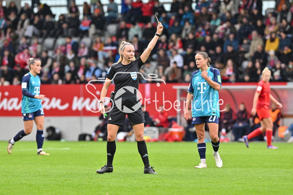 FC Bayern München Frauen - TSG 1899 Hoffenheim Frauen | Schiedsrichterin Fabienne MICHEL zeigt die gelbe Karte / Frauen Bundesliga: FC Bayern München Frauen - 1. FC Köln Frauen, FC Bayern Campus am 05.10.2024