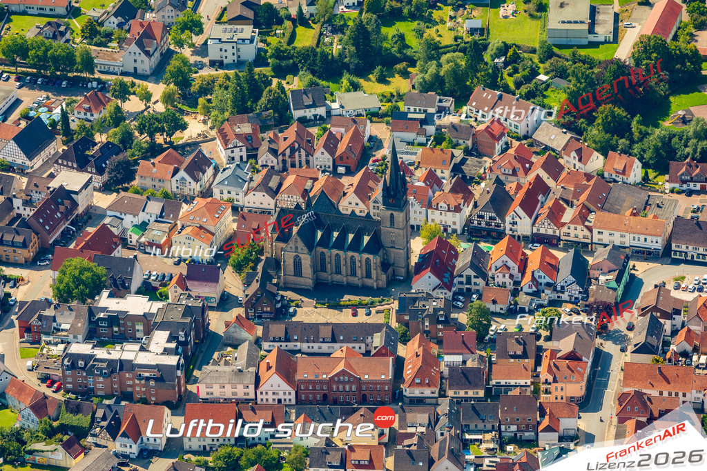 Kirche Bad Driburg Bild- Das Luftbild wurde 2025 vom UL-Flugzeug heraus erstellt ( keine Drohne bzw. Drohnenaufnahme ) - Hochauflösende Luftaufnahme -Nicht vergleichbar mit Google Maps oder Satelittenbilder- Die Geschenkidee !Mit Lizenz und Bildrechte bestellbar - CC