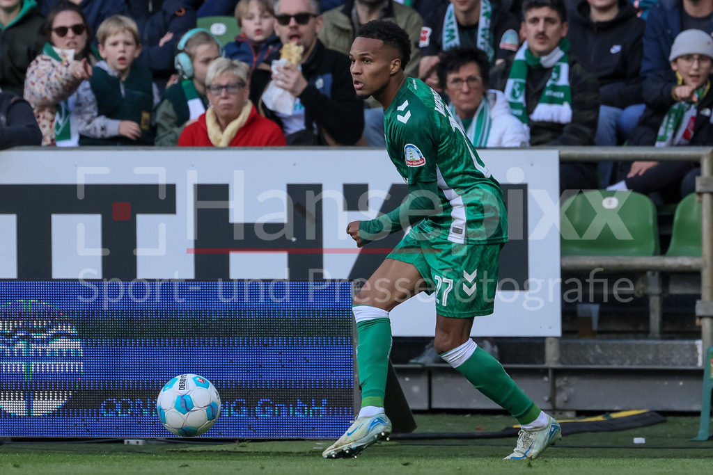 Fussball, Bundesliga, SV Werder Bremen - SC Freiburg | v.li.: Felix Agu (SV Werder Bremen, 27) am Ball, Freisteller, Einzelbild, Ganzkörper, Aktion, Action, Spielszene, DIE DFL-RICHTLINIEN UNTERSAGEN JEGLICHE NUTZUNG VON FOTOS ALS SEQUENZBILDER UND/ODER VIDEOÄHNLICHE FOTOSTRECKEN. DFL REGULATIONS PROHIBIT ANY USE OF PHOTOGRAPHS AS IMAGE SEQUENCES AND/OR QUASI-VIDEO.