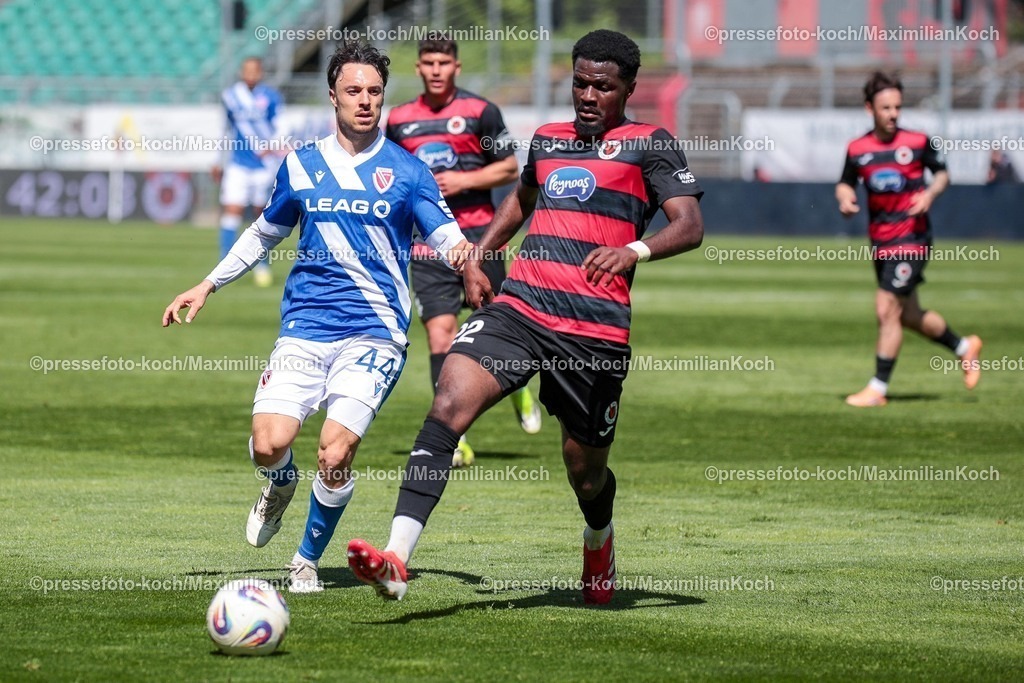 xSEFx25042601034 | 26.04.2026, xsefx, Fußball, 3.Liga, FC Viktoria Köln - Energie Cottbus, 35. Spieltag, Sportpark Höhenberg, Saison 2025 2026: Zweikampf von Verthomy Schilo Boboy (Viktoria Köln, 22) und Simon Straudl (Energie Cottbus, 44) DFB regulations prohibit any use of photographs as image sequences and or quasi-video. Photo: xSabinexEffgenxPressefotoKochx