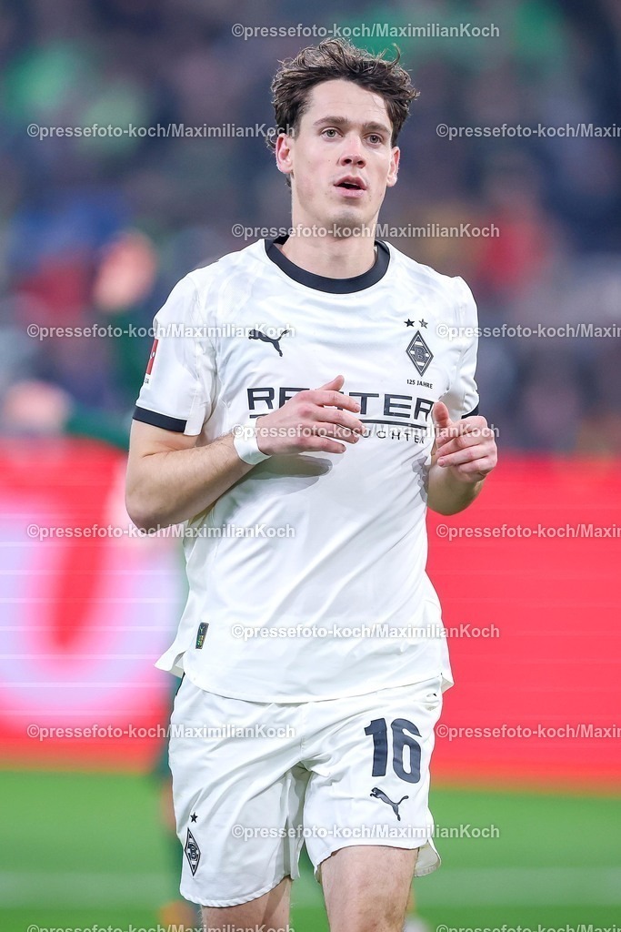 BMG13122502088 | 13.12.2025, Fußball, Borussia Mönchengladbach - VfL Wolfsburg, 1. Fußball Bundesliga, 14.Spieltag, Borussia-Park, Saison 2025 2026: Philipp Sander&nbsp;(Borussia Mönchengladbach #16)  DFB regulations prohibit any use of photographs as image sequences and or quasi-video.