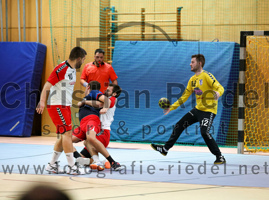 2022-09-24_074_SpVgg_Altenerding_gegen_HSG_Freising-Neufahrn | Erding, Deutschland, 24.09.2022:
Handball, Bezirksoberliga Männer 2022 / 2023, 2. Spieltag, SpVgg Altenerding gegen HSG Freising-Neufahrn, Endergebnis: 18:26

Christian Loris (SpVgg Altenerding, #10), Simon Dybilasz (SpVgg Altenerding, #7), Otto Donaubauer (SpVgg Altenerding, #12)

Foto: Christian Riedel / fotografie-riedel.net