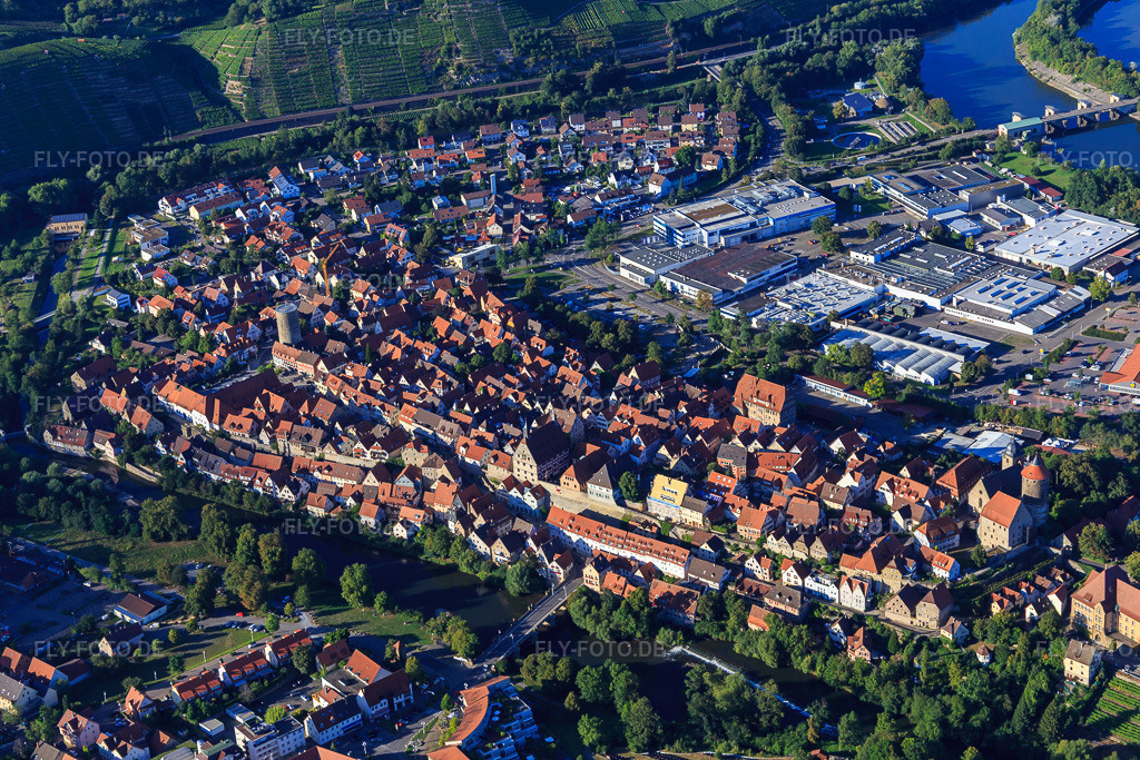 Luftbild: Historische Altstadt über der Enz mit Waldhornturm, Stadtmauer und Standesamt in Besigheim im Bundesland Baden-Württemberg in Deutschland. Foto: IMG_093521.jpg vom 22.08.2016 durch Werner Riehm/FLY-FOTO.de