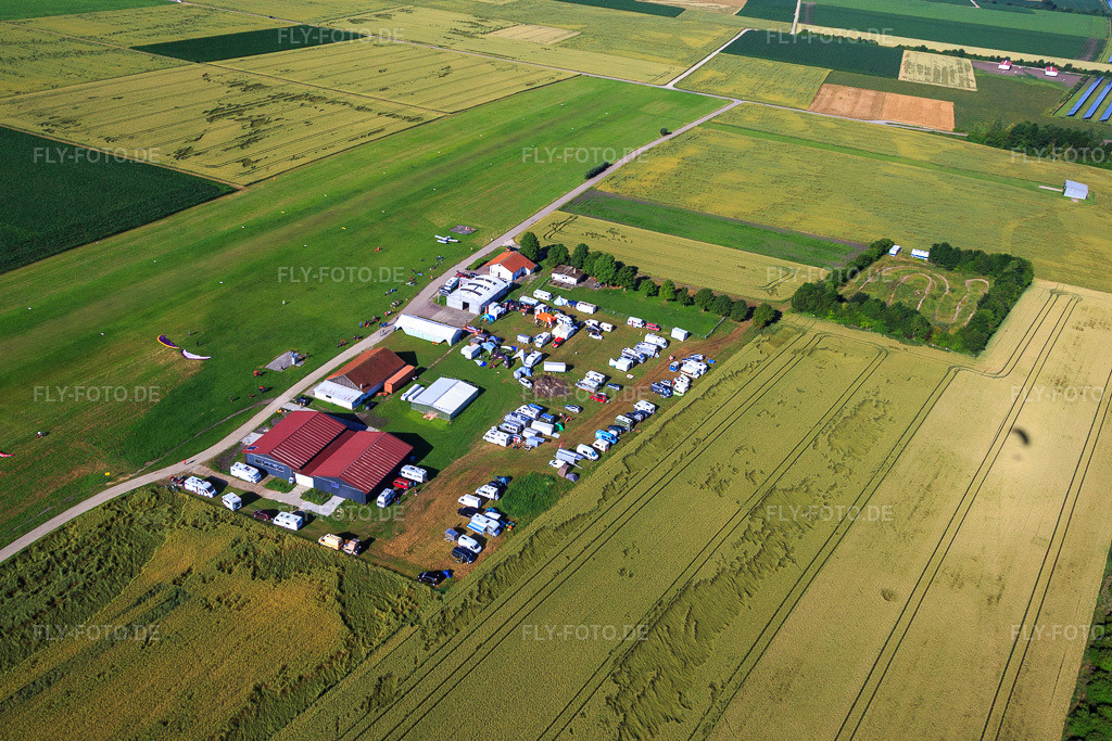Luftbild: Flugplatz Dingolfing im Ortsteil Höll in Dingolfing im Bundesland Bayern in Deutschland. – Foto: IMG_090535.jpg vom 03.07.2016 durch Werner Riehm/FLY-FOTO.de – Auflösung des Originals: 5265 x 3510 px – LSV Dingolfing