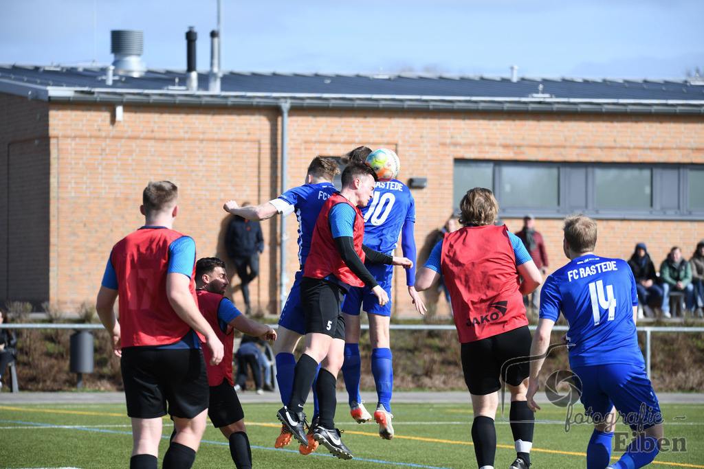 FC Rastede-WSC Frisia | Herren Kreisliga; FC Rastede (blau)-WSC Frisia WHV (rot) am 26.03.2023; in Rastede (Stadion Kötterweg), Photo: Philip Eiben 2023 - Realisiert mit Pictrs.com