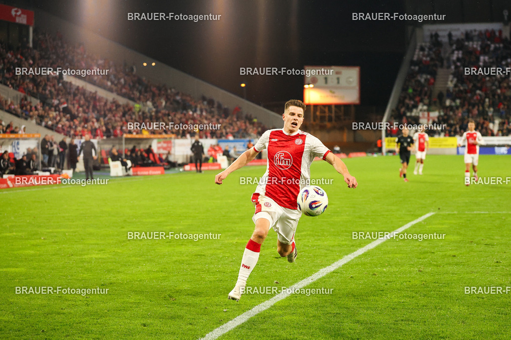Rot-Weiss Essen - 1.Fc Schweinfurt | Essen, Deutschland, 02.11.2025 Michael Kostka  (Rot-Weiss Essen) Einzelaktion während des 3.Liga Spiels zwischen  Rot-Weiss Essen und 1.Fc Schweinfurt am 02.11.2025 im Stadion an der Hafenstraße in Essen. (Foto von Timo Bluhmki-Schmidt/Brauer Fotoagentur