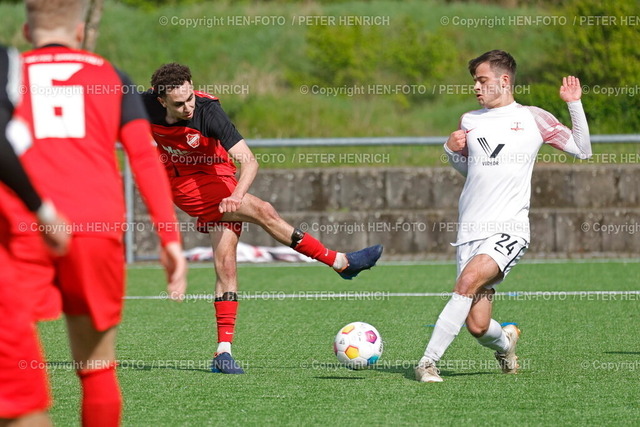 RW Darmstadt hölt 2. Tabellenplatz | 21.04.2024 Fußball Saison 2023 2024 Verbandsliga Süd SKV Rot-Weiss Darmstadt - TS Ober-Roden (4:3) v. l. Bilal Zerouali (34 RW DA) Yannik Schultheis (24 TS OR) (Foto: Peter Henrich) - Realisiert mit Pictrs.com
