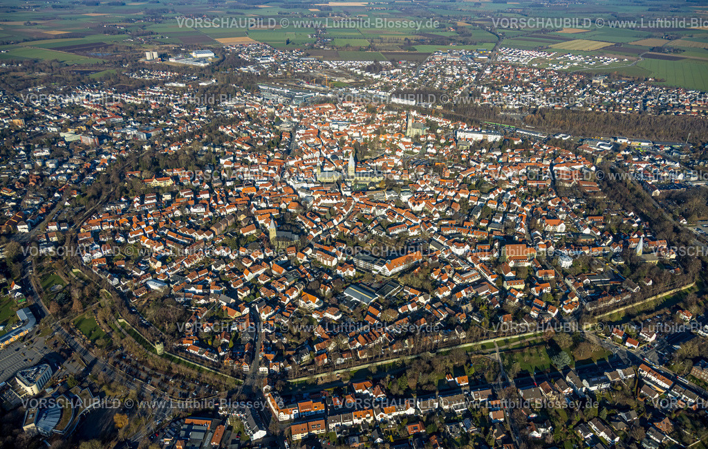 Soest260103823 | Luftbild, Altstadt mit Altstadtwall, Sankt-Petri-Kirche und St.-Patrokli-Dom kath. Kirche, Soest, Südwestfalen, Nordrhein-Westfalen, Deutschland