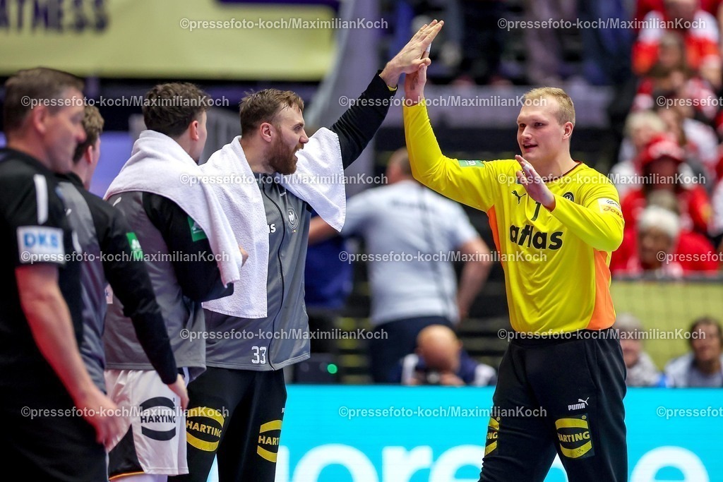 EHF28012602111 | 28.01.2026, Handball, Men's EHF EURO 2026, Deutschland - Frankreich, Jyske Bank Boxen in Herning, Dänemark, Main Round:  Andreas Wolff (Germany #33) neben  David Späth (Germany #01) jubelnd 