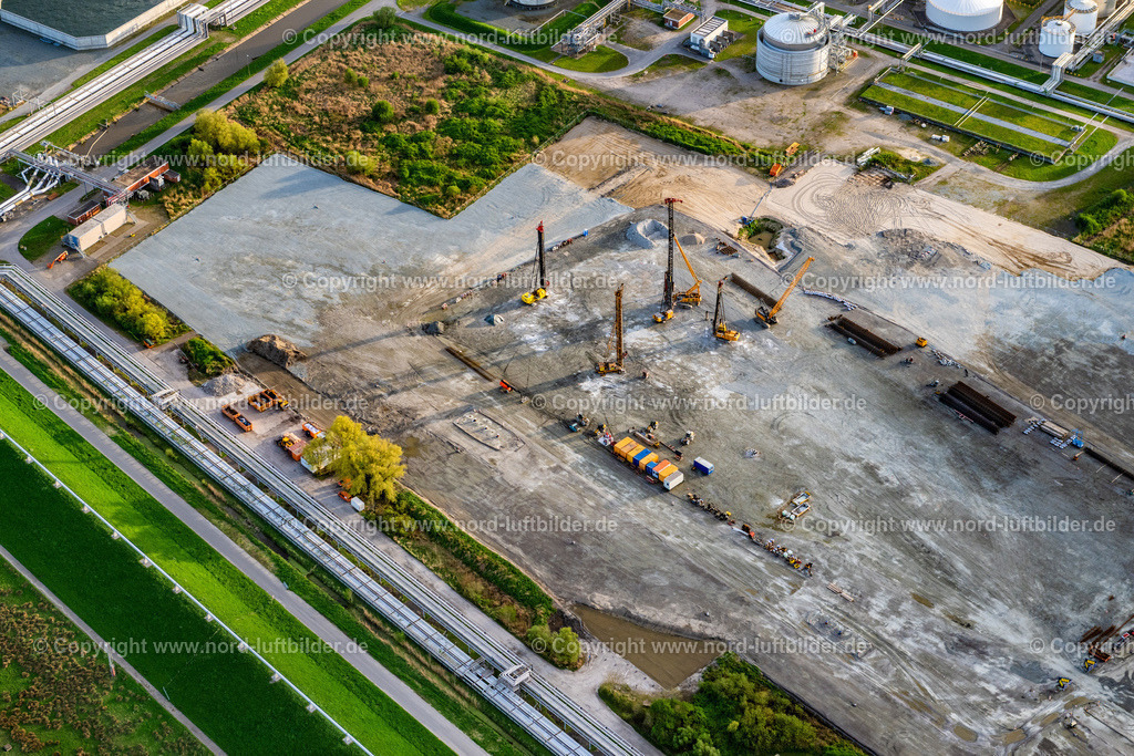 Stade_Bützfleth_LNG_Terminal_Baustelle_ELS_1533140424 | STADE 14.04.2024 Baustellen zum Ausbau der Wasserbrücke mit Leitungssystemen des LNG Erdgas und Flüssiggas- Terminal und Entladekai und AOS Raffinerie- Werksgelände an der Straße Am Seehafen im Ortsteil Bützfleth in Stade im Bundesland Niedersachsen, Deutschland. Weiterführende Informationen bei: AOS Aluminium Oxid Stade GmbH,  Dow Deutschland Anlagengesellschaft mbH,  Hafenbetriebs GmbH & Co. KG,  Hanseatic Energy Hub GmbH. // Construction site of Water bridge with line systems of the LNG natural gas and liquid gas terminal and unloading quay and AOS Raffinerie- Werksgelaende on street Am Seehafen in the district Buetzfleth in Stade in the state Lower Saxony, Germany. Further information at: AOS Aluminium Oxid Stade GmbH,  Dow Deutschland Anlagengesellschaft mbH,  Hafenbetriebs GmbH & Co. KG,  Hanseatic Energy Hub GmbH. Foto: Martin Elsen