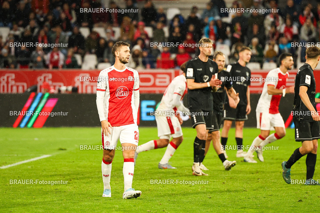 Rot-Weiss Essen - 1.Fc Schweinfurt | Essen, Deutschland, 02.11.2025 Torben Müsel  (Rot-Weiss Essen) schaut während des 3.Liga Spiels zwischen  Rot-Weiss Essen und 1.Fc Schweinfurt am 02.11.2025 im Stadion an der Hafenstraße in Essen. (Foto von Timo Bluhmki-Schmidt/Brauer Fotoagentur