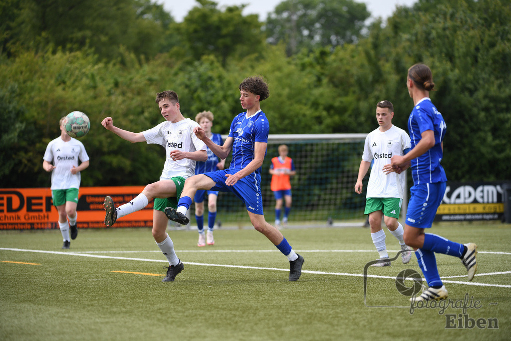 FC Rastede-JSG Esens/Dornum | B-Jugend Bezirksliga; FC Rastede (blau)-JSG Esens/Dornum (weiß) am 24.05.2025 in Rastede (Sportanlage Kötterswegs), Photo: Philip Eiben 2025 - Realisiert mit Pictrs.com