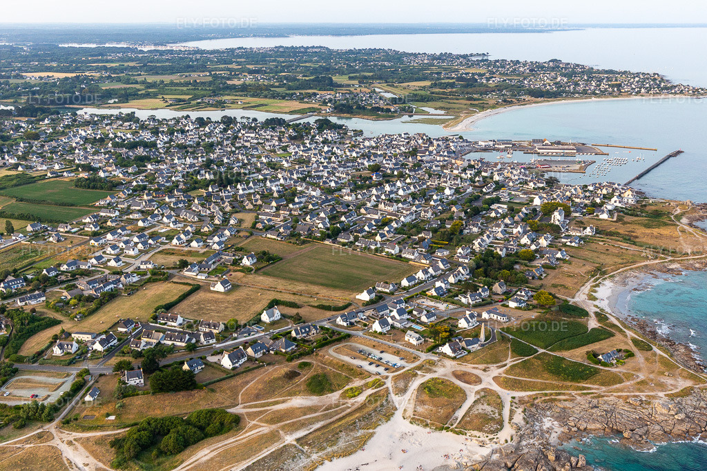 Luftbild: Ortsansicht in Plobannalec-Lesconil im Bundesland Finistère in Frankreich. Foto: IMG_132677.jpg vom 17.06.2022 durch Werner Riehm/FLY-FOTO.de