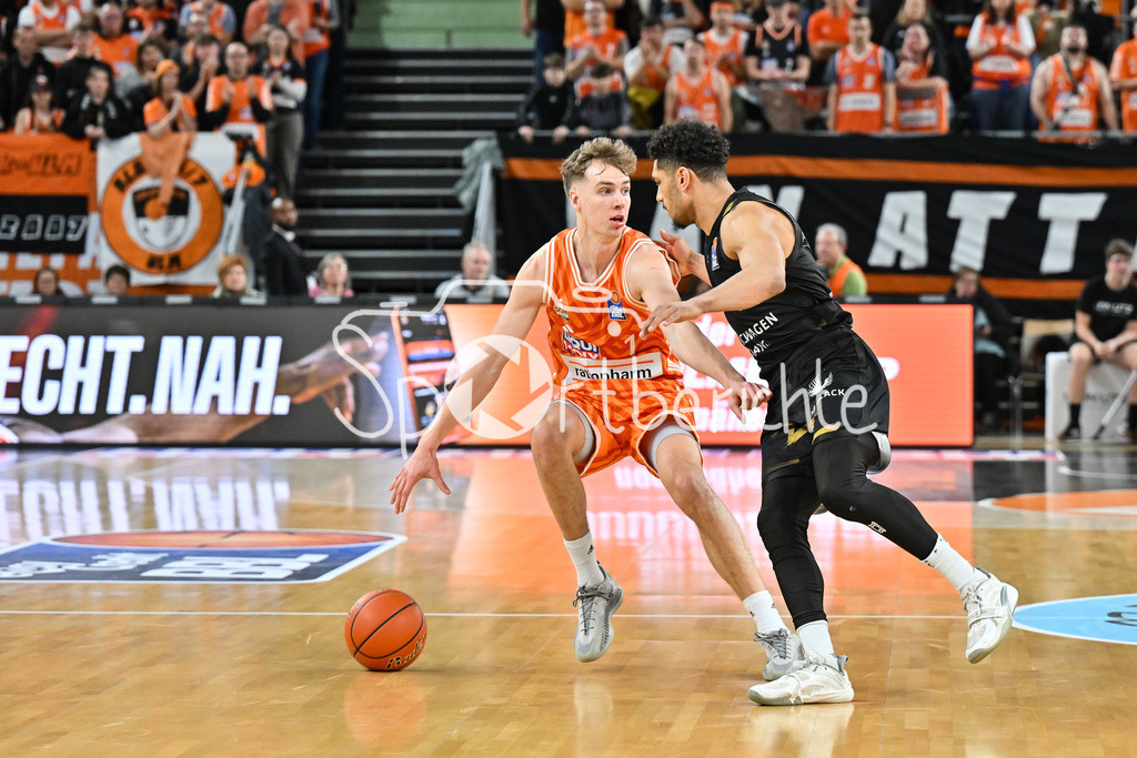 ratiopharm Ulm - Basketball Löwen Braunschweig | ULM, GERMANY - 10. JANUARY: im duell Tobias JENSEN (ratiopharm Ulm 7) und Adrian WORTHY (Basketball Löwen Braunschweig 0) während dem Match zwischen Ratiopharm Ulm und Basketball Löwen Braunschweig am 15. Spieltag der easyCredit BBL in der Ratiopharm Arena