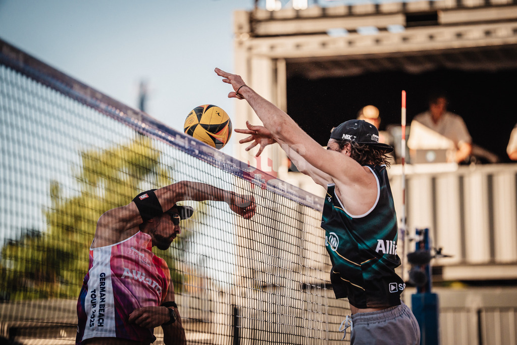 Beachvolleyball | Männer | Allianz German Beach Tour 2025 | Tourstop Berlin | 21.08.2025 | v.l. Jonathan Erdmann wird geblockt von Jannik Kühlborn