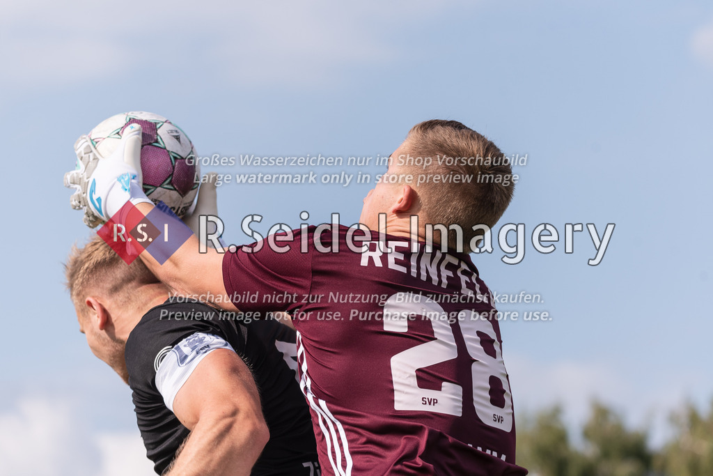 RS-1-002248 | Dennis Schramm (#28, Reinfeld, Torwart) fischt den Ball über Julian Zülsdorffs (#5, Eckernförde, Teamkapitän) Kopf aus der Luft.