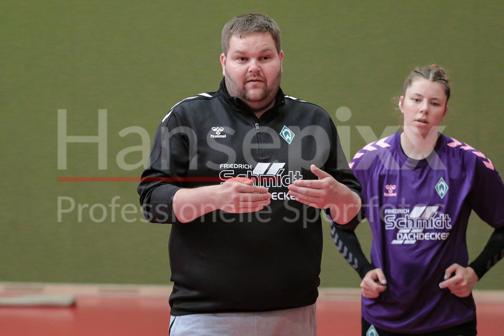 Handball, 2. Bundesliga Frauen, Training SV Werder Bremen | v.li.: Timm Dietrich (Trainer, Cheftrainer, SV Werder Bremen) gibt Anweisungen, gestikuliert, mit den Armen gestikulieren