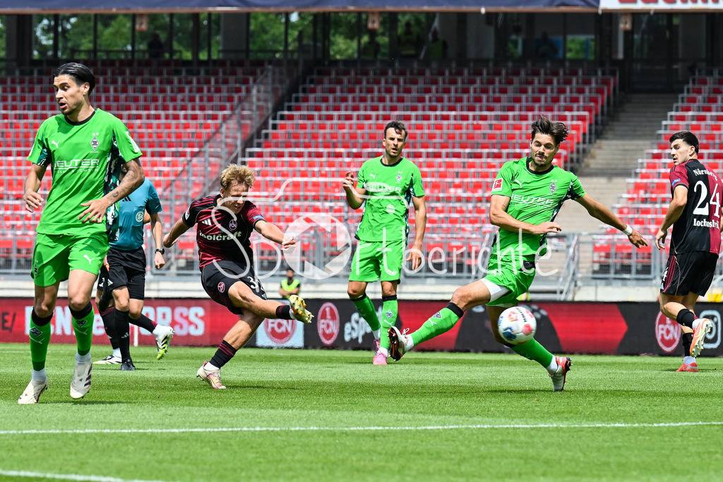 1. FC Nürnberg - Borussia Mönchengladbach | Der Torschuss von Tim JANISCH (1. FC Nuernberg 32) kann nicht mehr geblock werden / Testspiel: 1. FC Nuernberg - Borussia Mönchengladbach, Max-Morlock Stadion am 26.07.2025 / DFL REGULATIONS PROHIBIT ANY USE OF PHOTOGRAPHS AS IMAGE SEQUENCES AND/OR QUASI-VIDEO