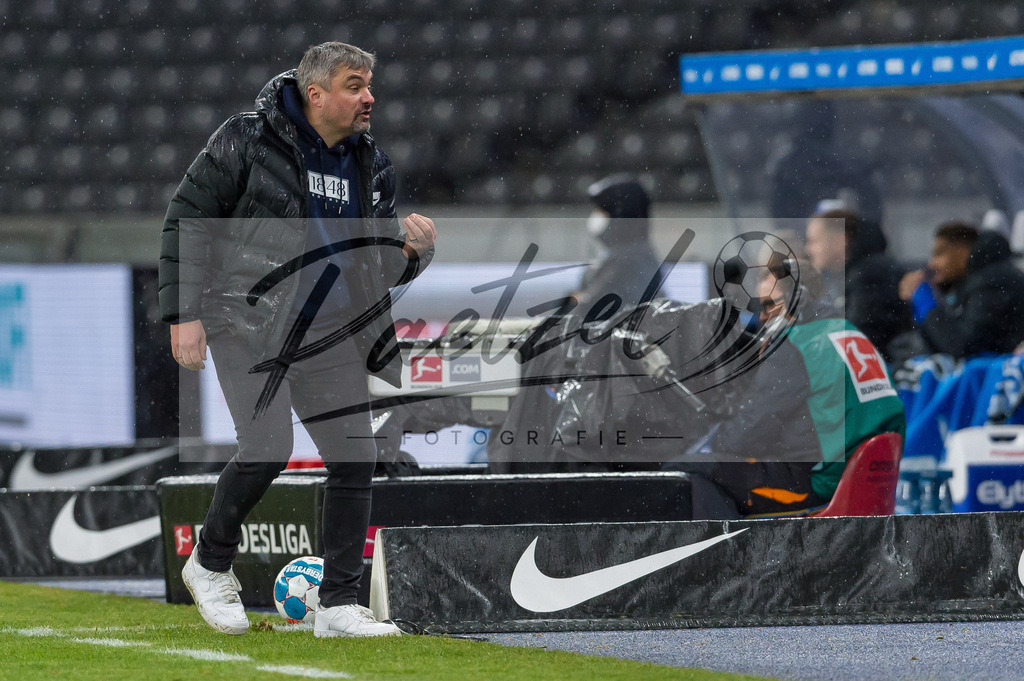 HERBOC20220204_046 | Fussball, Herren: Trainer Thomas Reis (VfL Bochum) gestikuliert, Gestik bei dem Spiel der 1. Bundesliga zwischen Hertha BSC und VfL Bochum im Olypiastadion am 04.02.2022 in Berlin, Deutschland.DFB / DFL REGULATIONS PROHIBIT ANY USE OF PHOTOGRAPHS AS IMAGE SEQUENCES AND/OR QUASI-VIDEO. - Realisiert mit Pictrs.com