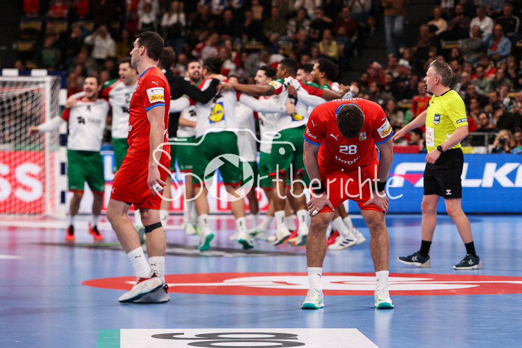 Tschechien - Portugal | Tschechien am Boden / Portugal oben auf / Niedergeschlagene Tschechen - im Hintergrund jubeln die Portugiesen nach dem Sieg gegen Tschechien