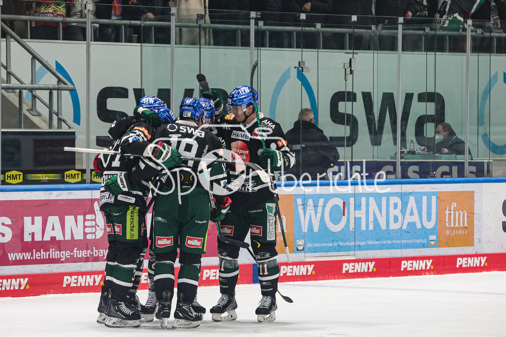 Augsburger Panther - Duesseldorfer EG | Jubel der Panther nach dem Treffer zum 2-3 druch Marcel BARINKA (AEV #71)