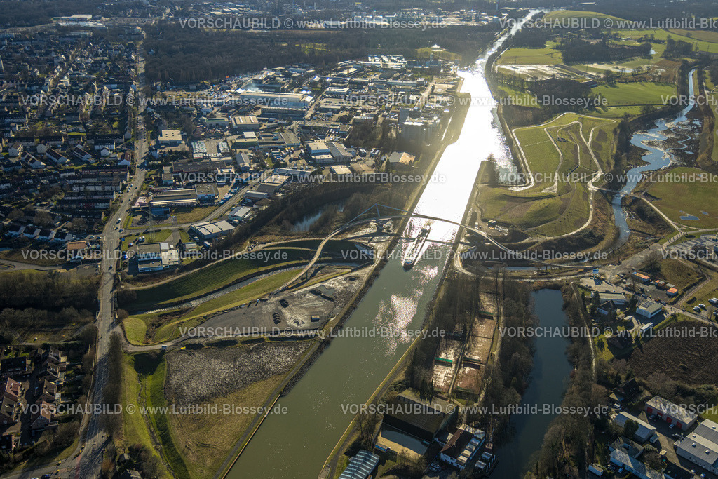 Castrop-Rauxel240106839 | Luftbild, Emscherbaustelle für Emscherland 2020, Brücke Cassurker Schwinge über Fluss Emscher und den Kanal, Binnenschifffahrt auf dem Rhein-Herne-Kanal, Fluss Emscher unterquert den Rhein-Herne-Kanal in dem Durchlassbauwerk Emscherdüker Wasserkreuz, Gewerbegebiet am Rhein-Herne-Kanal zwischen Wartburgstraße und Kanalstraße, Henrichenburg, Castrop-Rauxel, Ruhrgebiet, Nordrhein-Westfalen, Deutschland