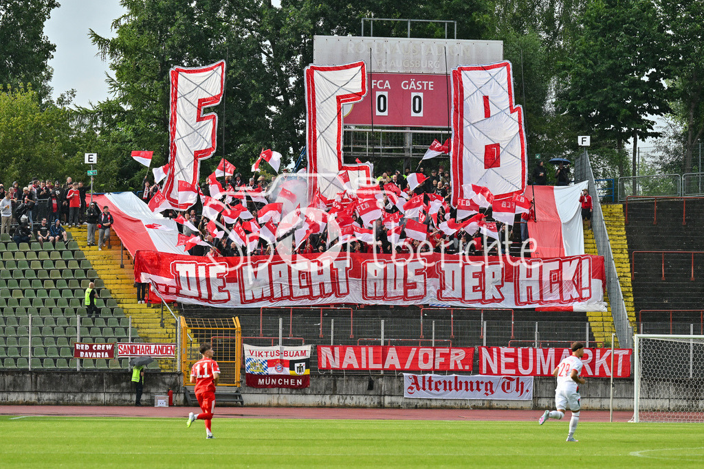 FC Augsburg II - FC Bayern Amateure | Die Fans der Bayern Amateure haben eine Choreo zu Spielbeginn vorbereitet / Regionalliga Bayern: FC Augsburg II - FC Bayern Muenchen II, Rosenaustadion am 25.07.2025 / Pyro / Pyrotechnik