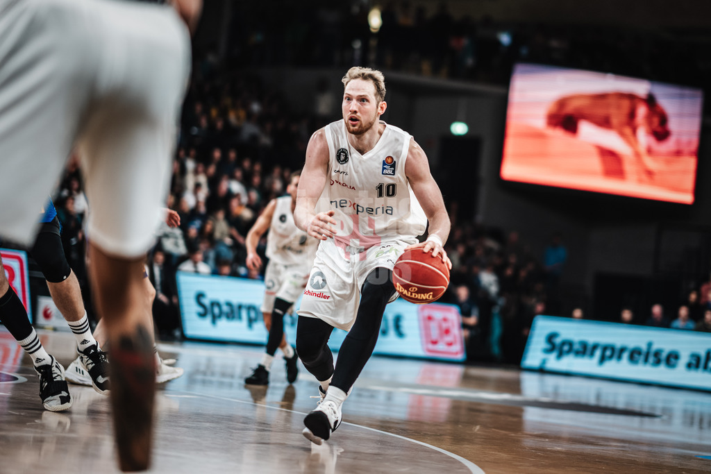 Basketball | Männer | Saison 2023/2024 | easyCredit Basketball Bundesliga | Veolia Towers Hamburg vs. Alba Berlin | 17.04.2024 | Aleksander Dziewa (#10, Veolia Towers Hamburg) sucht Anspielstation
