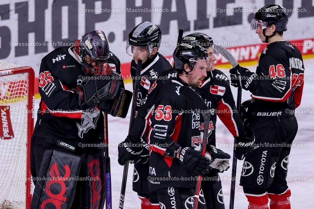 KEC28012501082 | 28.01.2025, Eishockey, DEL, Kölner Haie - EHC Red Bull München, Spieltag 41, Lanxess-Arena Köln: Tiefe Enttäuschung bei der Mannschaft der Kölner Haie nach der 2:3 Niederlage. Julius Hudacek (Kölner Haie #35) steht enttäuscht mit der Mannschaft auf dem Eis.