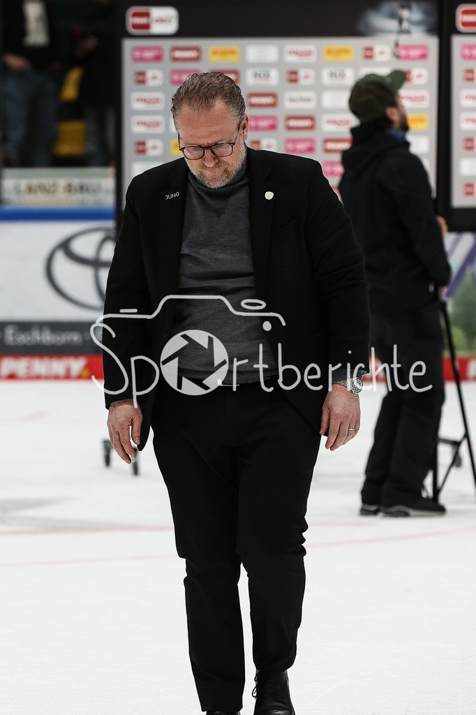 Löwen Frankfurt - Augsburger Panther | ein enttaeuschter Christof KREUTZER in Aktion nach der Niederlage in Frankfurt / Einzelfoto / Freisteller